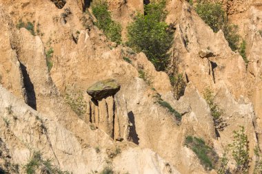 Kaya oluşumu ile Stob Piramitler, Rila Dağı, Köstendil bölge, Bulgaristan manzara