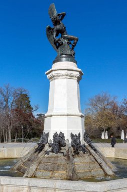 Madrid, İspanya - 22 Ocak 2018: Çeşme düşmüş melek Retiro Park City, Madrid, İspanya