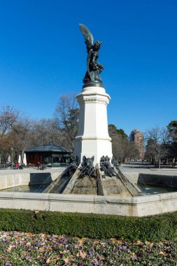 Madrid, İspanya - 22 Ocak 2018: Çeşme düşmüş melek Retiro Park City, Madrid, İspanya
