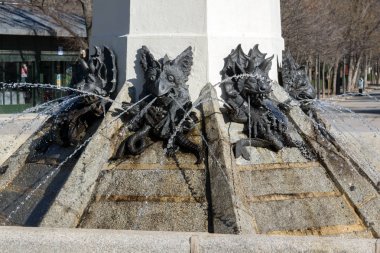 Madrid, İspanya - 22 Ocak 2018: Çeşme düşmüş melek Retiro Park City, Madrid, İspanya