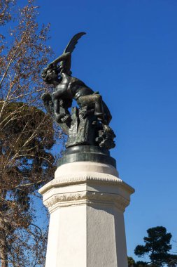 Madrid, İspanya - 22 Ocak 2018: Çeşme düşmüş melek Retiro Park City, Madrid, İspanya