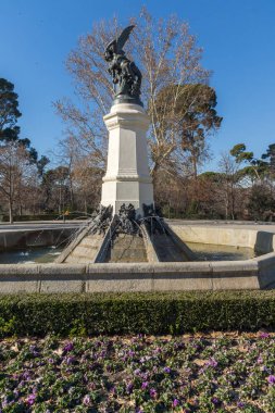 Madrid, İspanya - 22 Ocak 2018: Çeşme düşmüş melek Retiro Park City, Madrid, İspanya