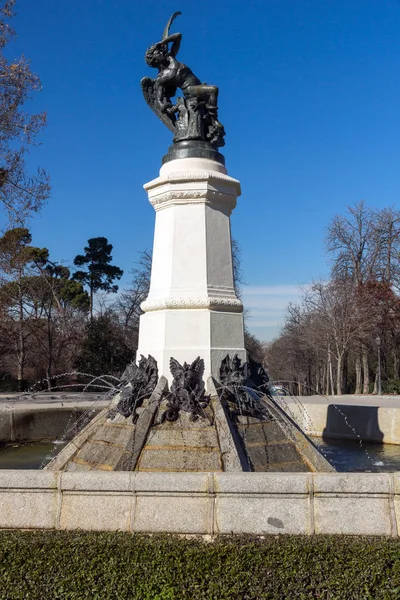 Madrid Espanha Janeiro 2018 Fonte Anjo Caído Parque Retiro Cidade — Fotografia de Stock