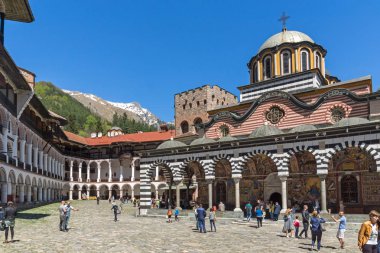 Rila Manastırı, Bulgaristan - 21 Nisan 2018: Turist ziyaret Manastırı, Saint Ivan (John), Rila (Rila Manastırı), Bölge: Kyustendil, Bulgaria