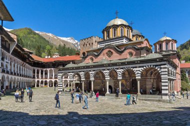 Rila Manastırı, Bulgaristan - 21 Nisan 2018: Turist ziyaret Manastırı, Saint Ivan (John), Rila (Rila Manastırı), Bölge: Kyustendil, Bulgaria