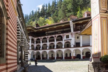 Rila Manastırı, Bulgaristan - 21 Nisan 2018: Turist ziyaret Manastırı, Saint Ivan (John), Rila (Rila Manastırı), Bölge: Kyustendil, Bulgaria