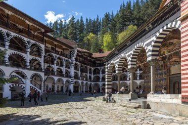 Rila Manastırı, Bulgaristan - 21 Nisan 2018: Turist ziyaret Manastırı, Saint Ivan (John), Rila (Rila Manastırı), Bölge: Kyustendil, Bulgaria
