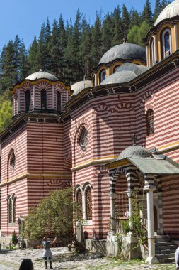 Rila Manastırı, Bulgaristan - 21 Nisan 2018: Turist ziyaret Manastırı, Saint Ivan (John), Rila (Rila Manastırı), Bölge: Kyustendil, Bulgaria