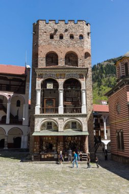 Rila Manastırı, Bulgaristan - 21 Nisan 2018: Turist ziyaret Manastırı, Saint Ivan (John), Rila (Rila Manastırı), Bölge: Kyustendil, Bulgaria