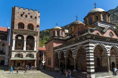Rila Manastırı, Bulgaristan - 21 Nisan 2018: Turist ziyaret Manastırı, Saint Ivan (John), Rila (Rila Manastırı), Bölge: Kyustendil, Bulgaria