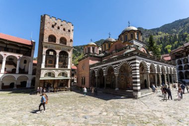 Rila Manastırı, Bulgaristan - 21 Nisan 2018: Turist ziyaret Manastırı, Saint Ivan (John), Rila (Rila Manastırı), Bölge: Kyustendil, Bulgaria
