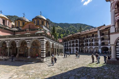 Rila Manastırı, Bulgaristan - 21 Nisan 2018: Turist ziyaret Manastırı, Saint Ivan (John), Rila (Rila Manastırı), Bölge: Kyustendil, Bulgaria