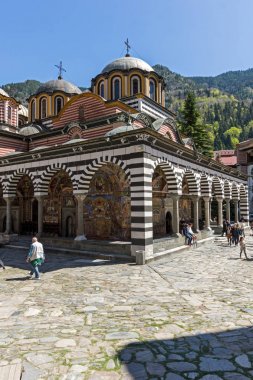 Rila Manastırı, Bulgaristan - 21 Nisan 2018: Turist ziyaret Manastırı, Saint Ivan (John), Rila (Rila Manastırı), Bölge: Kyustendil, Bulgaria