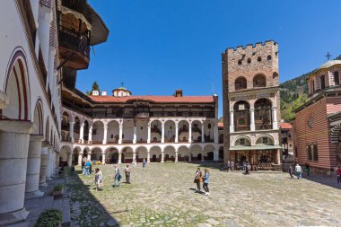 Rila Manastırı, Bulgaristan - 21 Nisan 2018: Turist ziyaret Manastırı, Saint Ivan (John), Rila (Rila Manastırı), Bölge: Kyustendil, Bulgaria