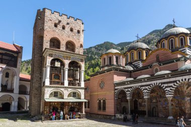 Rila Manastırı, Bulgaristan - 21 Nisan 2018: Turist ziyaret Manastırı, Saint Ivan (John), Rila (Rila Manastırı), Bölge: Kyustendil, Bulgaria