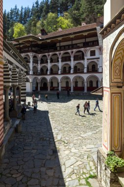 Rila Manastırı, Bulgaristan - 21 Nisan 2018: Turist ziyaret Manastırı, Saint Ivan (John), Rila (Rila Manastırı), Bölge: Kyustendil, Bulgaria