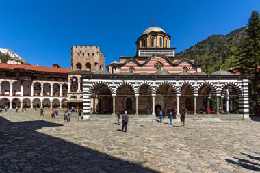 Rila Manastırı, Bulgaristan - 21 Nisan 2018: Turist ziyaret Manastırı, Saint Ivan (John), Rila (Rila Manastırı), Bölge: Kyustendil, Bulgaria