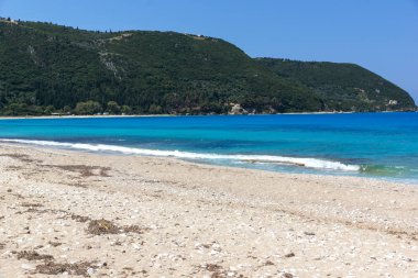 Lefkada, Yunanistan - 16 Temmuz 2014: panoramik Agios Ioanis Beach mavi suları, Lefkada, Ionian Islands, Yunanistan