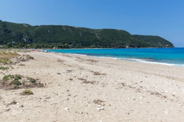 Lefkada, Yunanistan - 16 Temmuz 2014: panoramik Agios Ioanis Beach mavi suları, Lefkada, Ionian Islands, Yunanistan