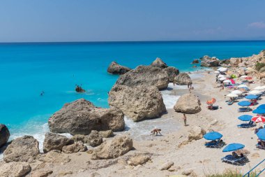 Megali Petra plaj, Lefkada, Yunanistan - 16 Temmuz 2014: Panoramik mavi sularına Megali Petra Beach, Lefkada, Ionian Islands, Yunanistan
