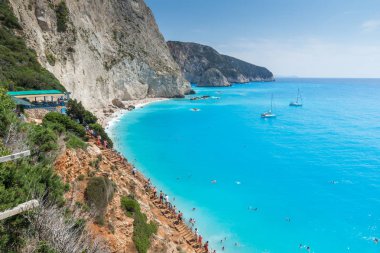 Porto Katsiki plaj, Lefkada, Yunanistan - 16 Temmuz 2014: Porto Katsiki Beach mavi suları, Lefkada, Ionian Islands, Yunanistan ziyaret insanlar