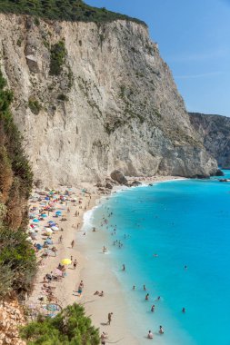 Porto Katsiki plaj, Lefkada, Yunanistan - 16 Temmuz 2014: Porto Katsiki Beach mavi suları, Lefkada, Ionian Islands, Yunanistan ziyaret insanlar