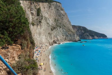 Porto Katsiki plaj, Lefkada, Yunanistan - 16 Temmuz 2014: Porto Katsiki Beach mavi suları, Lefkada, Ionian Islands, Yunanistan ziyaret insanlar