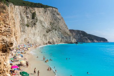 Porto Katsiki plaj, Lefkada, Yunanistan - 16 Temmuz 2014: Porto Katsiki Beach mavi suları, Lefkada, Ionian Islands, Yunanistan ziyaret insanlar