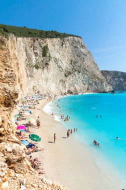 Porto Katsiki plaj, Lefkada, Yunanistan - 16 Temmuz 2014: Porto Katsiki Beach mavi suları, Lefkada, Ionian Islands, Yunanistan ziyaret insanlar