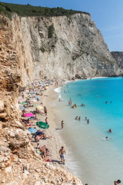 Porto Katsiki plaj, Lefkada, Yunanistan - 16 Temmuz 2014: Porto Katsiki Beach mavi suları, Lefkada, Ionian Islands, Yunanistan ziyaret insanlar