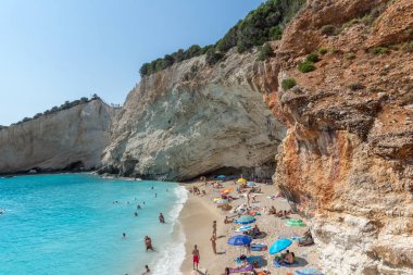 Porto Katsiki plaj, Lefkada, Yunanistan - 16 Temmuz 2014: Porto Katsiki Beach mavi suları, Lefkada, Ionian Islands, Yunanistan ziyaret insanlar