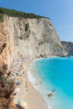 Porto Katsiki plaj, Lefkada, Yunanistan - 16 Temmuz 2014: Porto Katsiki Beach mavi suları, Lefkada, Ionian Islands, Yunanistan ziyaret insanlar