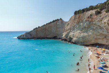 Porto Katsiki plaj, Lefkada, Yunanistan - 16 Temmuz 2014: Porto Katsiki Beach mavi suları, Lefkada, Ionian Islands, Yunanistan ziyaret insanlar