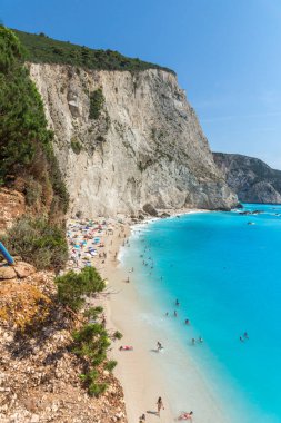 Porto Katsiki plaj, Lefkada, Yunanistan - 16 Temmuz 2014: Porto Katsiki Beach mavi suları, Lefkada, Ionian Islands, Yunanistan ziyaret insanlar