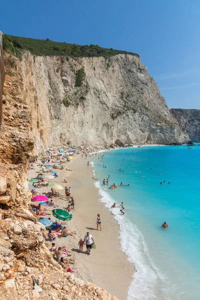 Porto Katsiki plaj, Lefkada, Yunanistan - 16 Temmuz 2014: Porto Katsiki Beach mavi suları, Lefkada, Ionian Islands, Yunanistan ziyaret insanlar