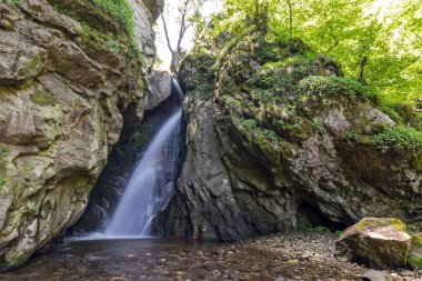 Peyzaj Fotinovo şelaleler cascade (Fotinski şelale) Rodop dağ, Pazarcık bölge, Bulgaristan