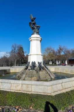 Madrid, İspanya - 22 Ocak 2018: Çeşme düşmüş melek Retiro Park City, Madrid, İspanya