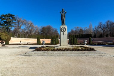 Madrid, İspanya - 22 Ocak 2018: Jacinto Benavente heykele Plaza parter Retiro Park City, Madrid, İspanya