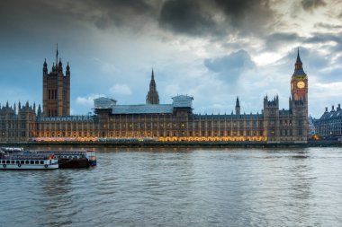 Londra - 16 Haziran 2016: Parlamento ile Big Ben Westminster bridge, Londra, İngiltere gece fotoğrafı
