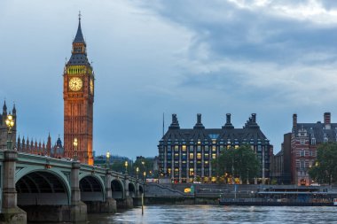 Londra - 16 Haziran 2016: Parlamento ile Big Ben Westminster bridge, Londra, İngiltere gece fotoğrafı