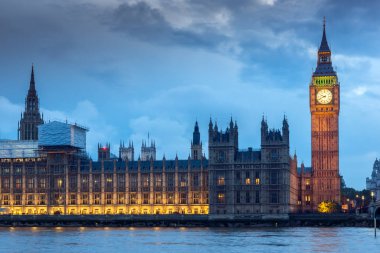 Londra - 16 Haziran 2016: Parlamento ile Big Ben Westminster bridge, Londra, İngiltere gece fotoğrafı
