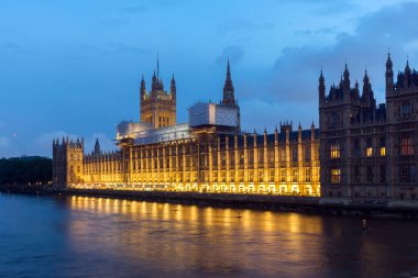 Londra - 16 Haziran 2016: Houses of Parliament Westminster bridge, Londra, İngiltere gece fotoğrafı