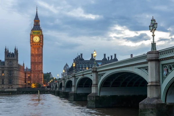 国会議事堂ビッグベン ウェストミン スター ブリッジ ロンドン イングランド イギリスからのロンドン イギリス 2016 夜の写真 — ストック写真