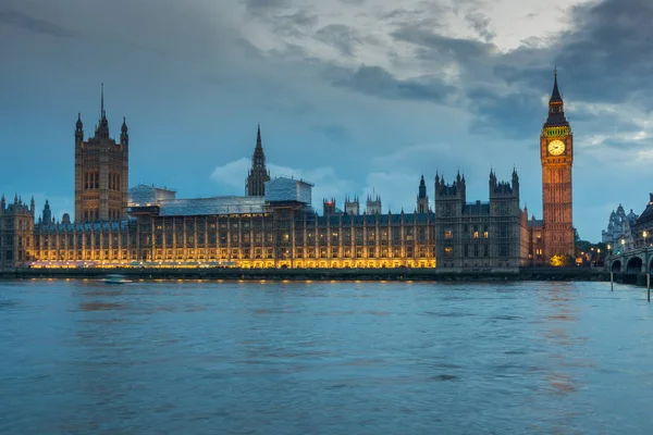Londra - 16 Haziran 2016: Parlamento ile Big Ben Westminster bridge, Londra, İngiltere gece fotoğrafı