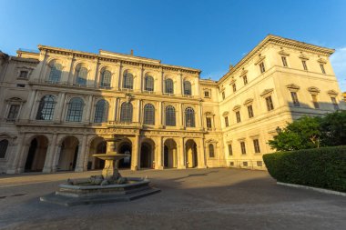 Rome, İtalya - 24 Haziran 2017: Sarı günbatımında günbatımı Palazzo Barberini - Ulusal Galeri Antik Sanat Roma, İtalya