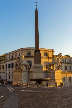 Roma, İtalya - 24 Haziran 2017: Dikilitaş ve Palazzo della Consulta Piazza del Quirinale Roma, İtalya, gün batımı görünümü