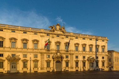 Roma, İtalya - 24 Haziran 2017: Palazzo della Consulta Piazza del Quirinale Roma, İtalya, gün batımı görünümü