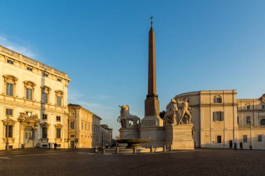 Roma, İtalya - 24 Haziran 2017: Dikilitaş ve Palazzo della Consulta Piazza del Quirinale Roma, İtalya, gün batımı görünümü