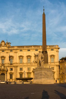 Roma, İtalya - 24 Haziran 2017: Dikilitaş ve Palazzo della Consulta Piazza del Quirinale Roma, İtalya, gün batımı görünümü