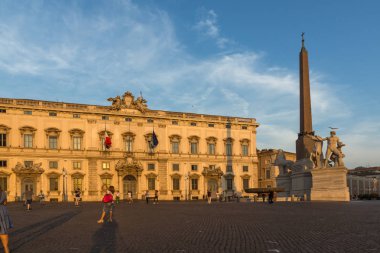 Roma, İtalya - 24 Haziran 2017: Dikilitaş ve Palazzo della Consulta Piazza del Quirinale Roma, İtalya, gün batımı görünümü